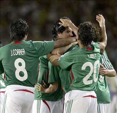 Los jugadores mexicanos festejaron efusivamente el gol anotado por Castillo.