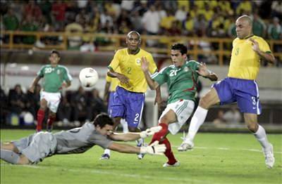 Con un futbol práctico y contundente, la selección de México inició con el pie derecho su participación en la Copa América Venezuela 2007, al derrotar 2-0 a Brasil, en partido del Grupo B que se disputó en el Estadio Polideportivo Cachamay.