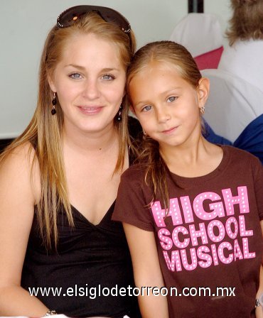 25062007
Flor Artigas de Nahle y Daniela Nahle Artigas, en la fiesta del Colegio Americano de Torreón.