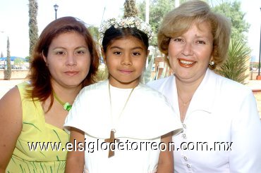 26062007
Fernanda Reyes Valenzuela, efectuó su Primera Comunión acontecimiento en el que estuvo acompañada de su mamá Cuquis Valenzuela de Reyes y su madrina Marisela Gutiérrez de García.