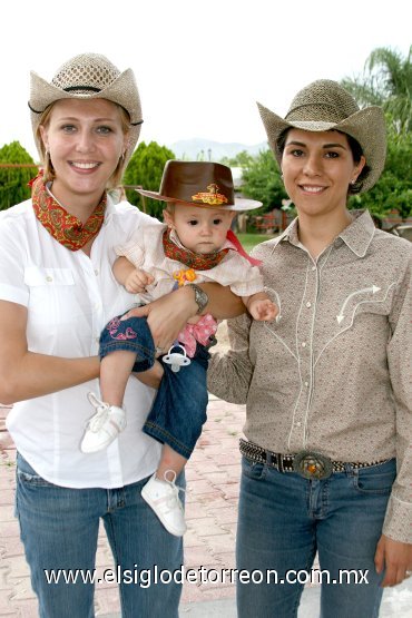 28062007
Alexandra Towns de Orrín, Vivian Orrín Towns y Liliana Cepeda de Vázquez.