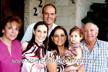 28062007
Regina acompañada de sus papás, José Manuel Portilla y Mariana Martínez de Portilla, sus abuelitos María Rosa Sánchez Herrero, Alberto Martínez Leal y Rosa María Tatay de Martínez.