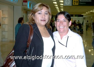 25062007
Lourdes Delgado viajó a Tijuana, la despidió Guadalupe Alba.