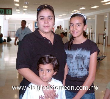 26062007
Bonny, Andrea y el pequeño Sebastián Gurza, viajaron a México.