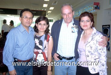 26062007
Paty Zermeño arribó procedente de la Ciudad de México y lo recibieron Aída, Alfonso y Laura.