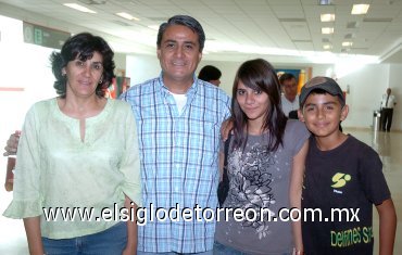 28062007
Víctor Berna, Liliana Duval, Víctor y Liliana Berna viajaron a Orlando.