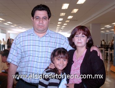 29062007
Jesús Osiel, Martha y Linda Pérez viajaron a la Ciudad de México.