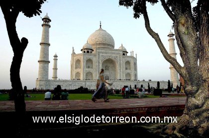 La inclusión del Taj Mahal, símbolo del amor eterno, en la lista de las siete maravillas refuerza la posición de la India como una nación dedicada al ideal del amor y la paz.