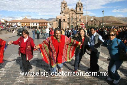 Machu Picchu atrae por sus impresionantes edificaciones levantadas en el corazón de los Andes y además porque casi un siglo después de que el estadounidense Hiram Bingham diera a conocer de su existencia en 1911, aún no se ha podido desentrañar todos sus misterios.