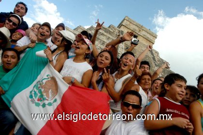 Entre gritos de jubilo de “México, México” y “sí se pudo, sí se pudo”, los asistentes a la zona arqueológica maya festejaron el nombramiento de la Pirámide de Kukulcán como una de las Nuevas Siete Maravillas del Mundo.