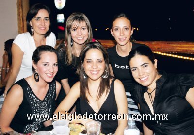 Marcela Vega, Katia Ruiz, Karla Samaniego, Claudia Roca, Maricarmen Martínez y Lucía García.