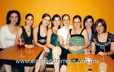 La festejada junto a sus amigas Cynthia Arredondo de Pámanes, Vanessa Blando de Reyes, Rocío Herrera de Alba, Myriam Martínez de Batarse, Nadia Recinos de Garza Tijerina,  Ana Viesca de Fernández y Susana Valdéz de Rivero.