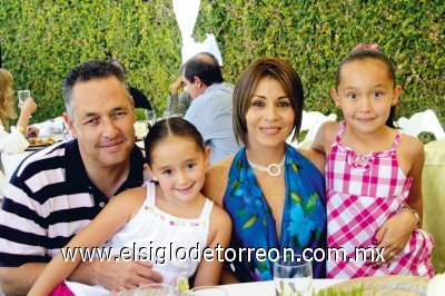 Javier González Dueñes y Mayra Corral de González con sus hijas Luisa y Paulina.