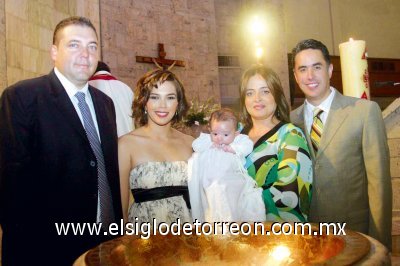 RECORRIDO SOCIAL
Elegante bautizo
Fernando Gutiérrez Pérez, Lorena González de Gutiérrez, Pablo Gutiérrez González, Mayte Aguirre de Anaya y Guillermo Anaya Llamas