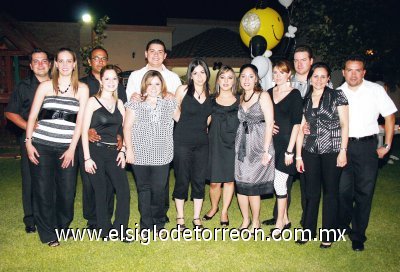 Festejan en blanco y negro
Las festejadas junto a sus amigos Alma, Carlos, Flavia, Evelyn, Israel, Ricardo, Sofía, Michelle, Juan Manuel, Mafer y Carlos.