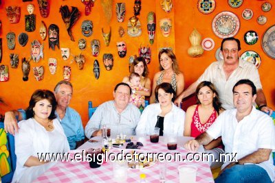 Ivonne de Dávila, Antonio Dávila, Ignacio Martínez, Ofelia Sepúlveda de Martínez, Maleny Amarante de Humphrey, Fernando Humphrey, Carla Setién Valenzuela, Renata Gutiérrez Setién, Regina Valenzuela de Setién y Víctor Setién.