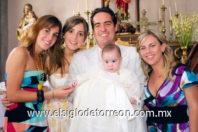 Lindo bautizo
Carla y Regina Setién Valenzuela, Iván y Ana Cecy Gutiérrez Leal; junto a la pequeña Renata Gutiérrez Setién.