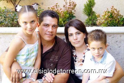 Feliz Cumpleaños
Alberto Ollivier Gutiérrez y Mónica Aguilera de Ollivier con sus hijos Valeria y Alberto.