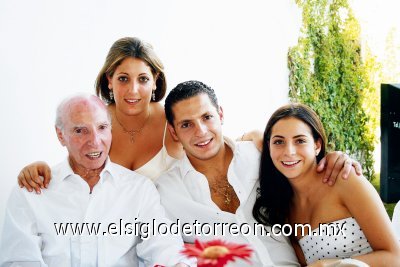 Recibe la bendición
Baldomero García, Ana Paula y José Antonio García y Regina Haro.