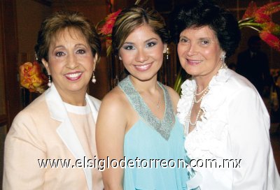 Patricia Meléndez de López, Patricia Pérez López y Josefina Hernández de Pérez.