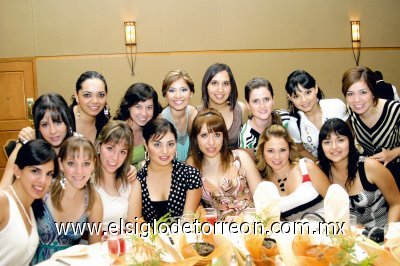 La futura novia junto a sus amigas Mariana García, Ana Karla Veyán, Alicia Dorantes, Silvia Ramírez, Araceli Martínez, Alma Ugalde, Cristina Giacomán, María Angélica Barranco, Cecilia Aguilar, Marcela Arguijo, Karla Cortés y Paulina Fernández.