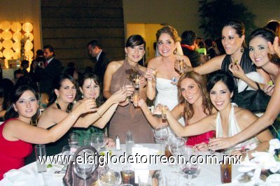 Mónica Borbolla de Núñez, Iliana Garza Tijerina de Jalife, Dora Valdés de García, Claudia Estrada, Bertha Aguilera de Navarro, Farah Galván de Marcos, Alejandra Guerrero de García y Mary Carmen Rodríguez de Fahur junto a Adriana Valencia Correa.