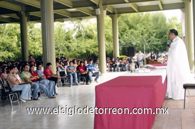 Inician actividades en La Salle
Todos los alumnos estuvieron muy atentos a las palabras del sacerdote.