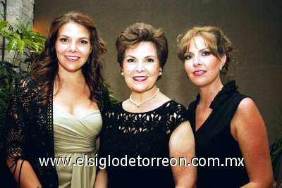 Ana Sofía Ruenes, María Teresa Sirgo de Ruenes y Maritere R de Yarza.