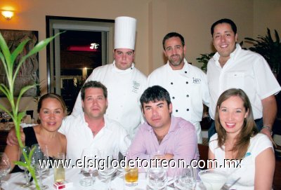 Isabel González, Marco Rodríguez, Christian Helguera, Denisse de Sánchez, Juan Carlos Sánchez y los chefs Sergio Ledesma y Tony Jiménez.