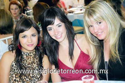 Karen Castillo, Mónica González y Regina Ortiz.