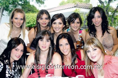 Vero Murra, Adriana de Armendáriz, Romina Canedo, Alejandra Villarreal, Daniela Cepeda, Sofía Torres de Canedo y Adriana Suárez acompañando a la novia.