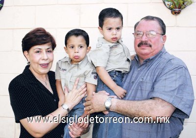 Tere R. de Castañeda y Eduardo Castañeda con sus nietos Andrés y Alejandro Romo Castañeda.