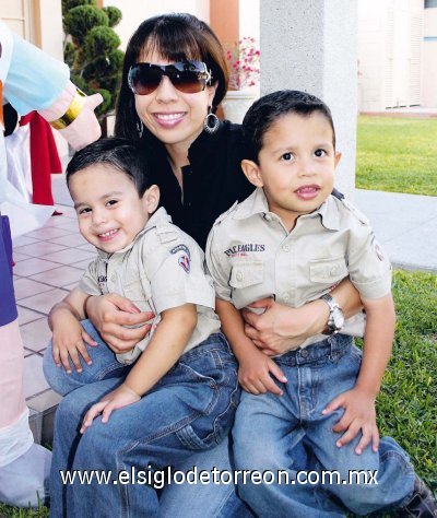 Doble festejo
Tere Castañeda con sus hijos Alejandro y Andrés Romo Castañeda.