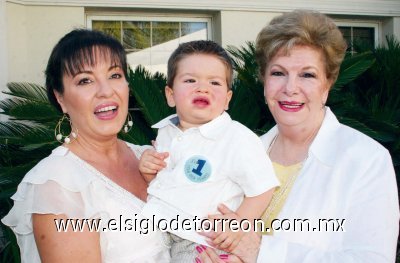 El festejado con sus abuelitas Norma Farías de Boehringer y Aurora Humphrey de Veyán.