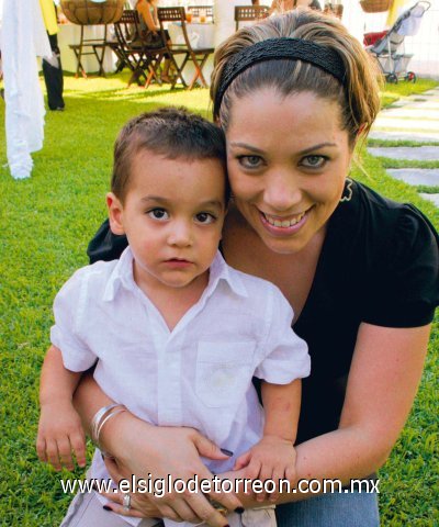 Rodrigo Sánchez Nahle con su mamá Belinda Nahle de Sánchez.