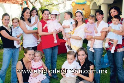 Ana Gaby Tumoine de Juan Marcos y Antonio Juan Marcos, Bárbara Luévanos de Nahle y Samantha Nahle, Yazmín Gutiérrez de Calleja y Jazmín Calleja, Paola Boehringer de Veyán y Alejandro Veyán, Susana Veyán de Valdés y Bárbara Valdés, Samar Mansur de Rullan y Rania Rullan, Ursula Corrales de Echávez y Paulina Echávez, Ale Nahle de Mijares y Santiago Mijares.