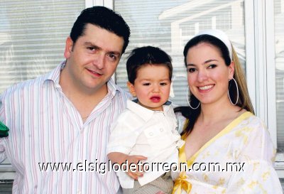 Festeja su primer año
Alejandro Veyán Boehringer con sus papás Alejandro Veyán Humphrey y Paola Boehringer de Veyán.