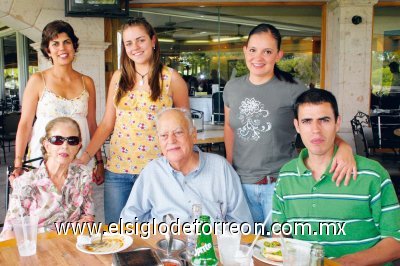 Gloria de Franco, Guillermo, Mauricio y Gaby Franco, Daniela Bradburn y Mariana Franco.