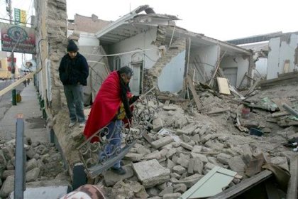 El número de muertos que dejó el terremoto de 7.9 grados en la escala de Richter que estremeció la víspera a Perú fluctúa entre los 400 y 500, mientras que los heridos llegaron a a más de un millar.