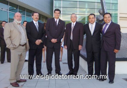 Los invitados, en su mayoría empresarios de La Laguna, comenzaron a llegar a la entrada de los cines Megamax, lugar en donde se celebraría la ceremonia de inauguración.