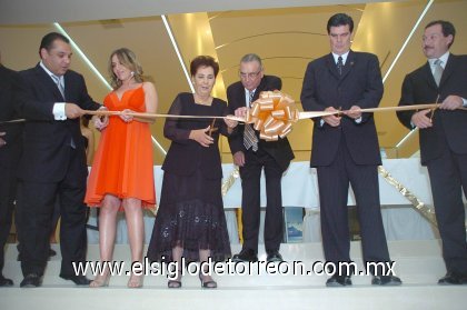 Después de dos años y medio, el proyecto que fue presentado por el empresario lagunero Ramón Franco González por fin se cristalizó, al concentrarse en un mismo espacio “mucha diversión de cero a 100 años”. La familia Franco realizó el tradicional corte de listón en conjunto con el representante del Gobierno del Estado, Homero Ramos y el alcalde de Torreón, José Ángel Pérez.