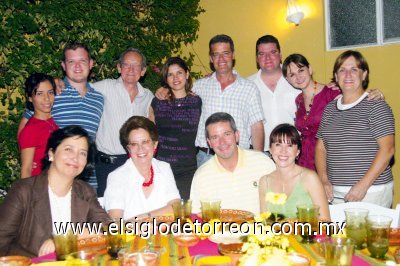 Se reune la familia
Paty Hernández, Javier Cofiño Grageda, Javier Cofiño Saldivar, Cindy de Cofiño, Javier Cofiño Gómez, Roberto Leal Jardón, Bárbara Cofiño de Leal, Güera Grageda de Cofiño, Adriana Galván, Susana Perella, Marcelo Torres Cofiño e Ileada Pasos de Torres.