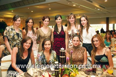 La novia junto a sus amigas Cristina Villarreal, Daniela Murra, Bego Zarra, Lizy Papadópulos, Ivette Cornú, Paty Villarreal, Magda Navarro, María Emilia Jiménez y Valeria Muñoz.