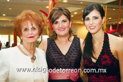 Deja la soltería
Tres generaciones Hilda Kawas de Zarzar, Zaida Zarzar de Faccuseh y Zaida Faccuseh Zarzar.