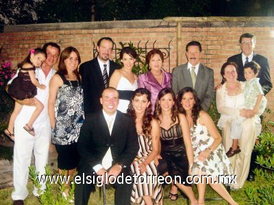 Unidos por el civil
Fernanda Issa Beltrán del Río, Juan Carlos Issa Gándara, Susana Beltrán del Río de Issa, José María Beltrán del Río Grageda, Gloria Batres González, Gabriela González Valadez, Manuel Batres Flores, Elena Grageda de Beltrán del Río, José María Beltrán del Río Garza, Juan Carlos Issa Beltrán del Río, Eduardo Herrera Backhoff, Karina Batres de Backhoff, Vero y Gaby Batres González.