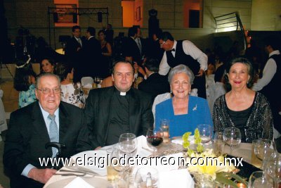 Enrique Luengo, Carlos Sada Martínez, Elena de Luengo y Rosario Lamberta de González.