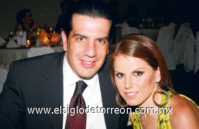 Omar Álvarez y Lupita Estrada de Álvarez.