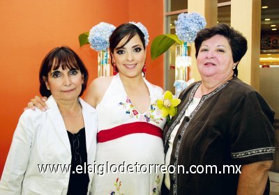 Próxima a dar a luz
La futura mamá junto a las organizadoras María del Rocío Guerrero y Laura Martínez.