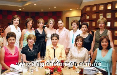 Cecilia B. de Cisneros, Mussy S. de Urow, Teresa G. de Herrera, Alejandra S. de Garza, Lucy Calvillo, Susana W. de Rodríguez, Laurencia M. de González, Ana Teresa Martínez de García, Laura D. de Dávalos y Gabriela D. del Bosque acompañando a la novia.