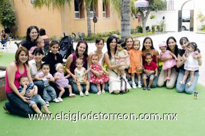 Dely y Ernesto Galindo, Paola y Leonardo Reyes, Elisabetta y Matteo Braña, Sabina y María Sobrino, Claudia y Paulina González, Lizeth y Sofía Helguera, Ana Cristina y Marifer Murillo, Elisa y Beto Gaitán, Sofía y Luciana Miñarro, Lilia y Jimena Mortera.